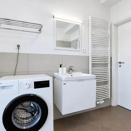 Apartment With Balcony And Slavin View